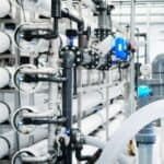 Komplexes Wasseraufbereitungssystem mit Rohren und Filtern bei Lutrion.
