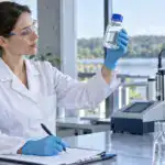 Wissenschaftlerin prüft Wasserprobe im Labor für Wasserqualität.