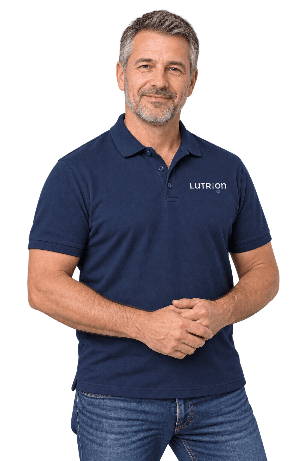 Mann im dunkelblauen Poloshirt mit Lutrion-Stickerei